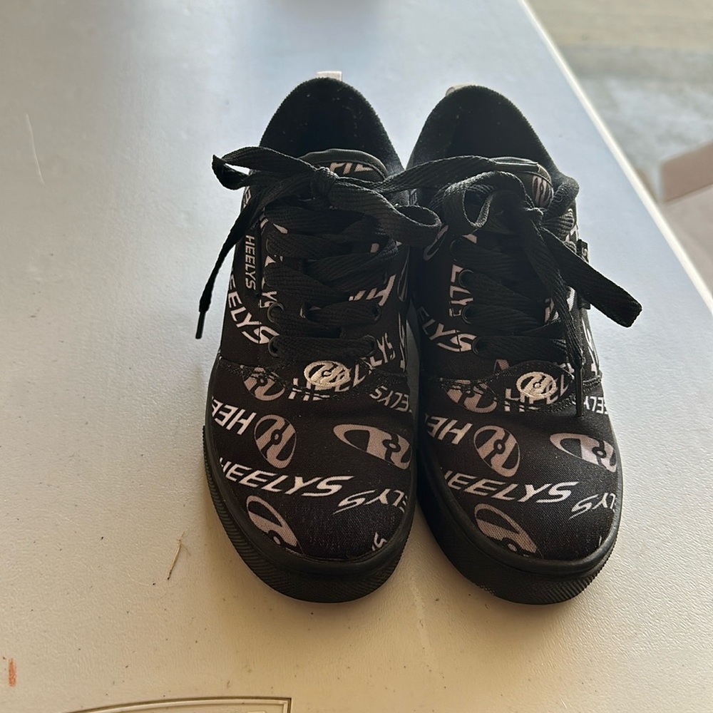 Healy’s shoes. Like new condition. Boys size 3 yth.